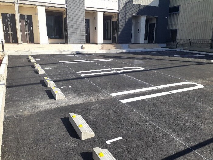 物件外観写真3　(駐車場)