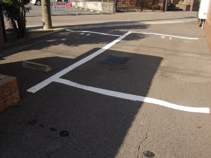 物件外観写真6　(駐車場)