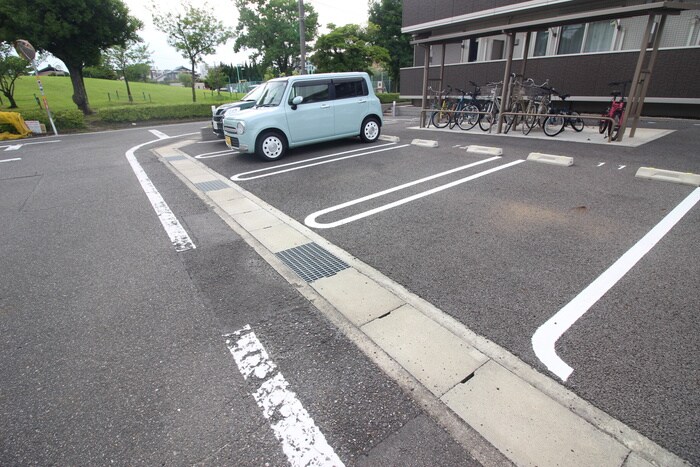 物件外観写真4　(駐車場)