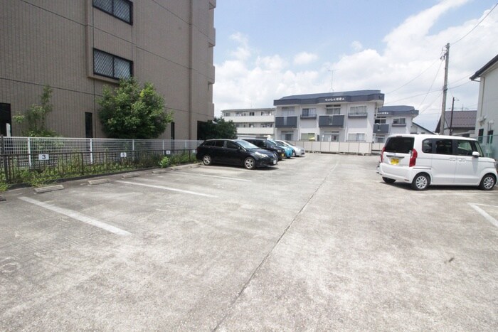 物件外観写真3　(駐車場)