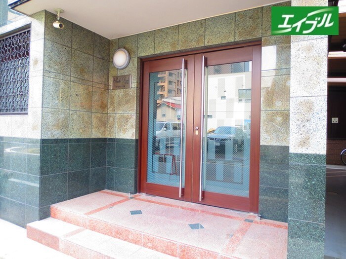 物件外観写真3　(エントランス部分)