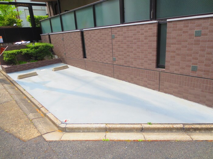 物件外観写真5　(駐車場)