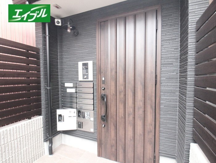 物件外観写真2　(エントランス部分)