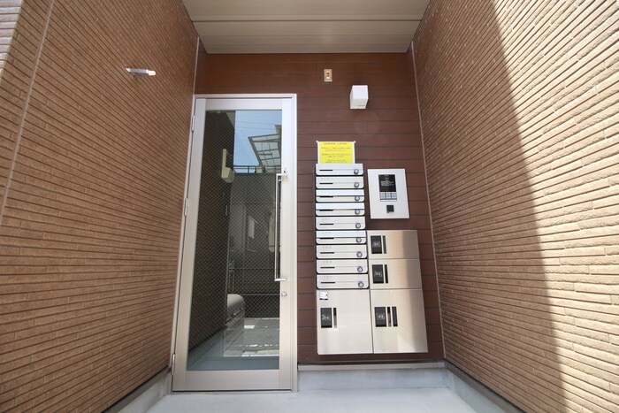 物件外観写真6　(エントランス部分)