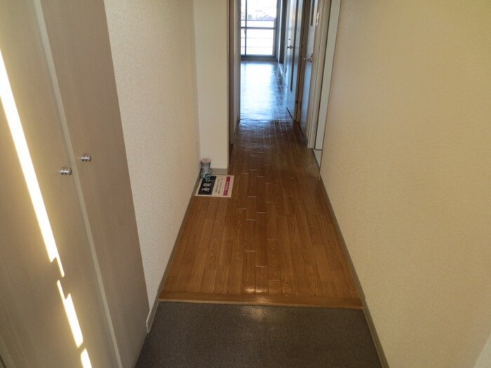 物件内観写真7　(玄関)