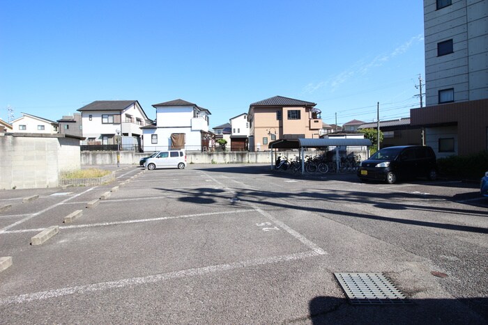 物件外観写真3　(駐車場)