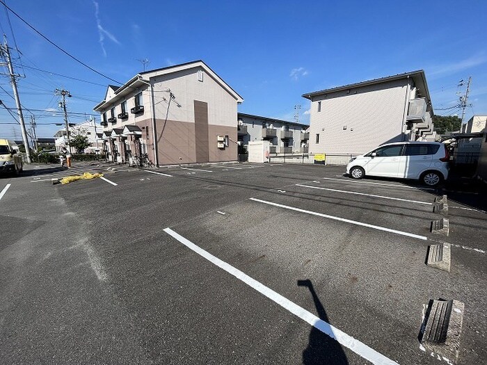 物件外観写真4　(駐車場)