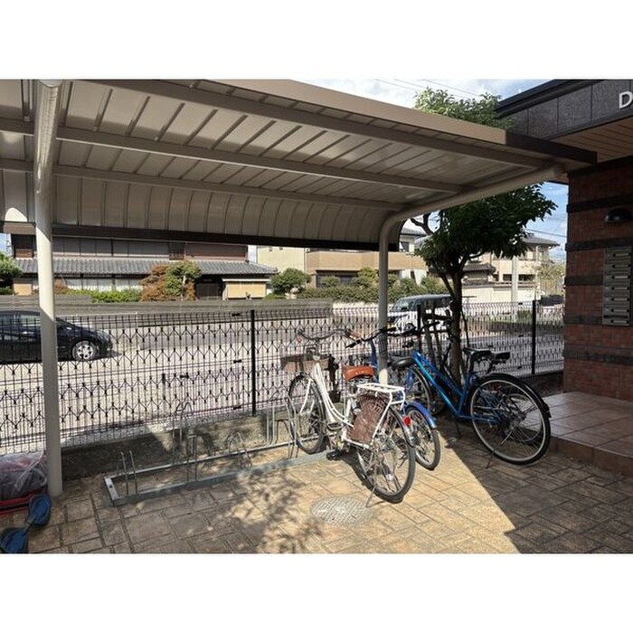 物件外観写真3　(駐輪場)