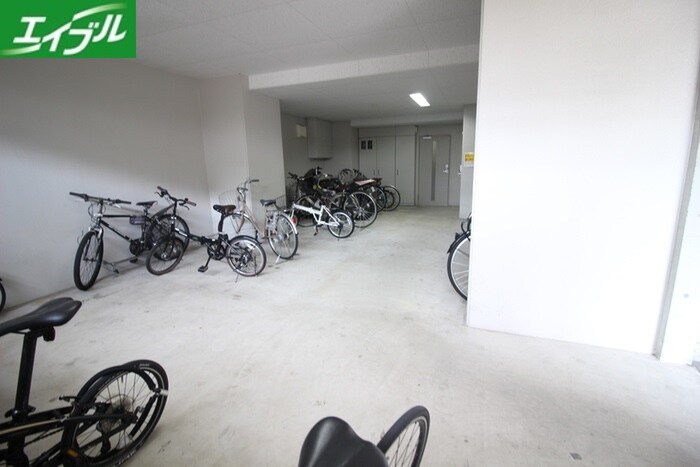 物件外観写真4　(駐輪場)
