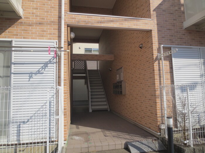 物件外観写真3　(エントランス部分)