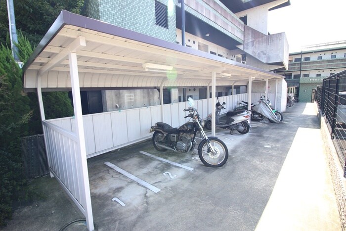 物件外観写真4　(バイク置き場)