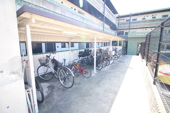 物件外観写真5　(駐輪場)