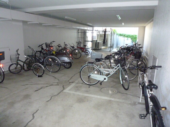 物件外観写真4　(駐輪場)