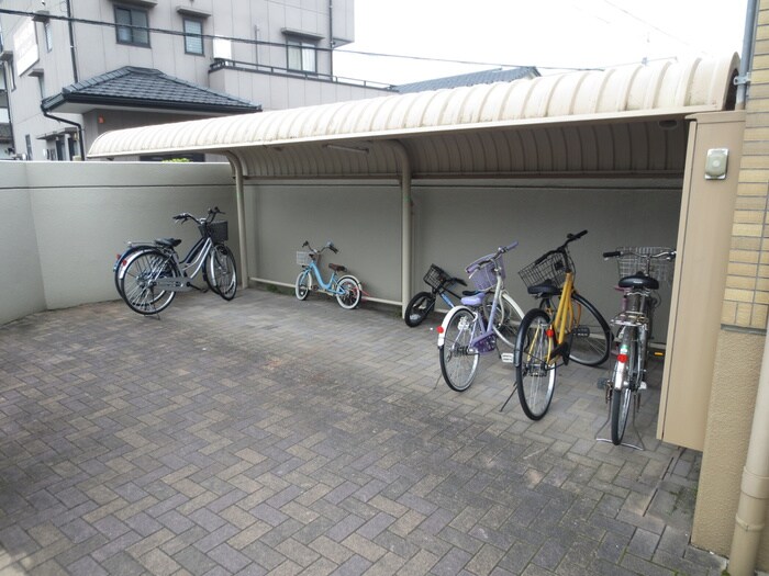 物件外観写真4　(駐輪場)