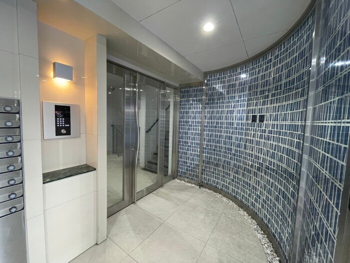 物件外観写真2　(エントランス部分)