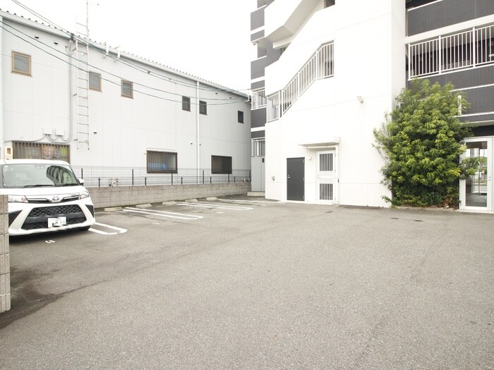 物件外観写真5　(駐車場)