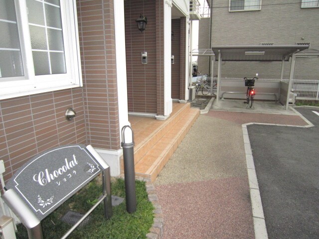 物件外観写真2　(エントランス部分)