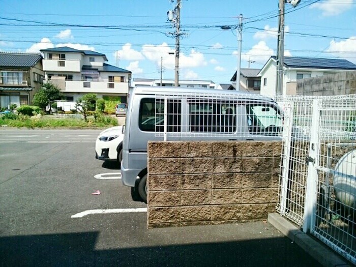物件外観写真3　(駐車場)