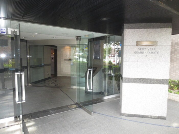 物件外観写真4　(エントランス部分)