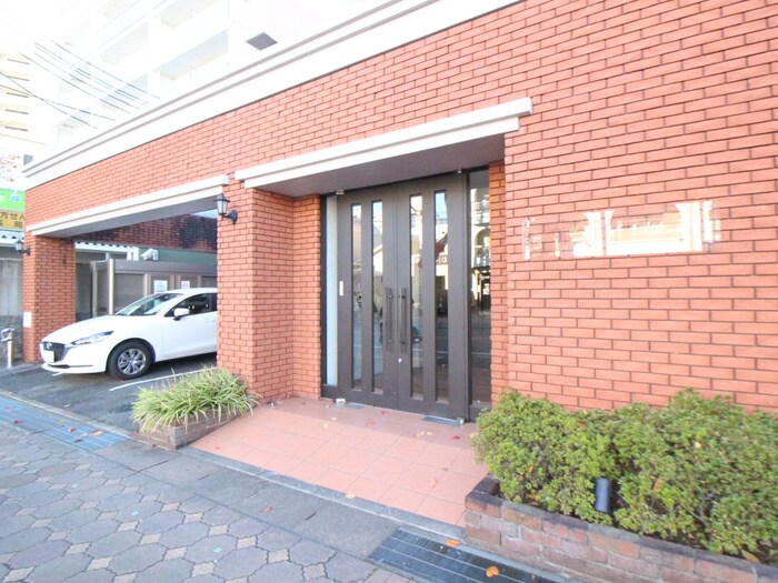 物件外観写真2　(エントランス部分)