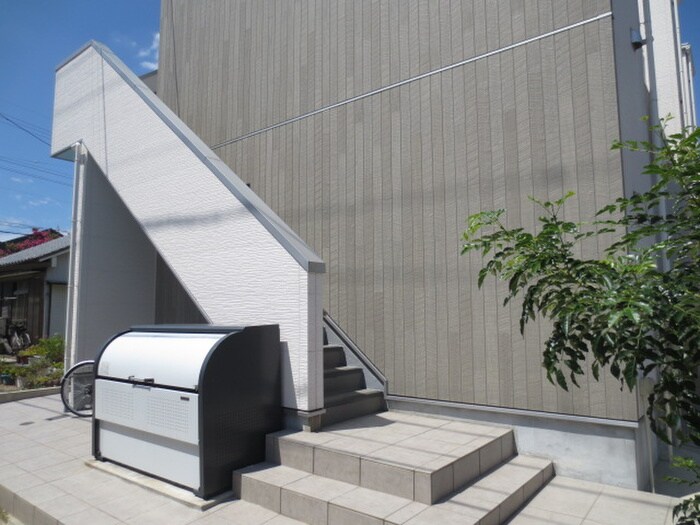 物件外観写真6　(エントランス部分)