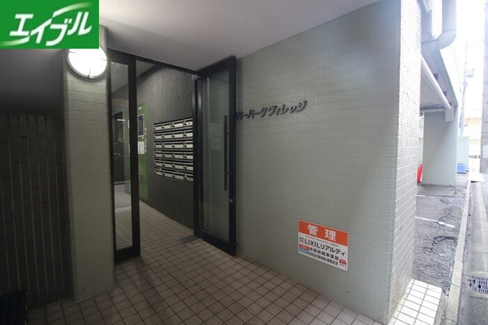 物件外観写真2　(エントランス部分)