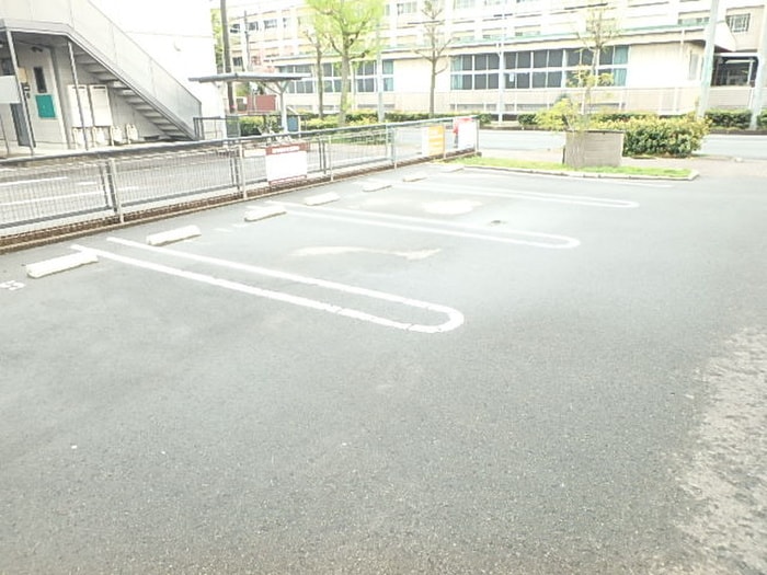物件外観写真4　(駐車場)