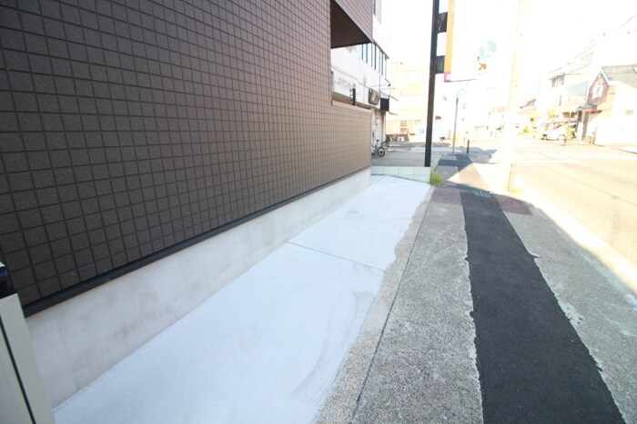 物件外観写真5　(エントランス部分)