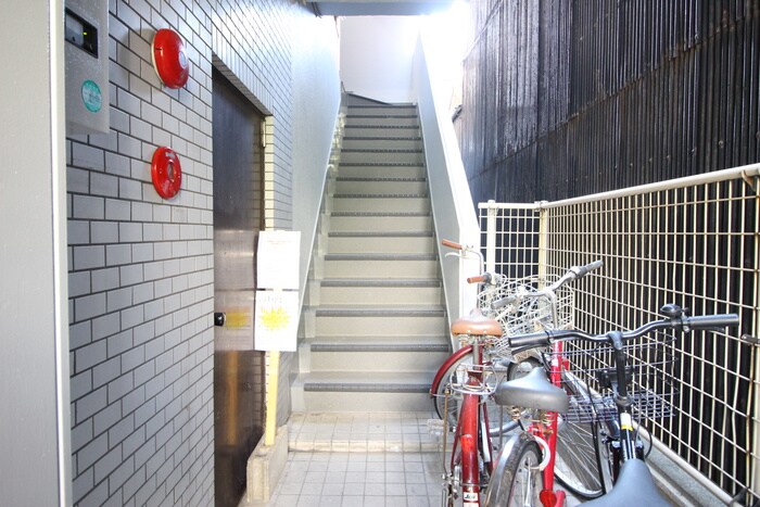 物件外観写真2　(エントランス部分)