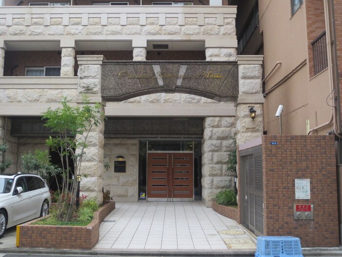 物件外観写真2　(エントランス部分)