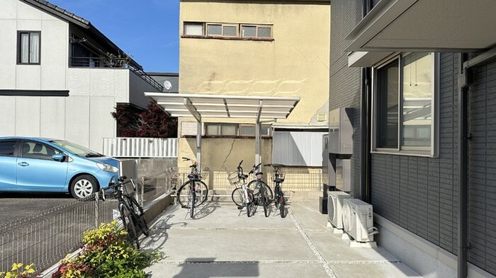 物件外観写真2　(駐輪場)