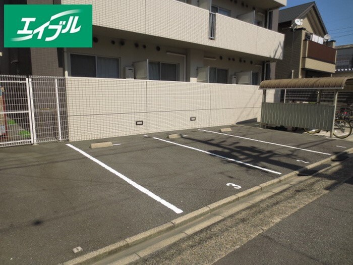 物件外観写真3　(駐車場)