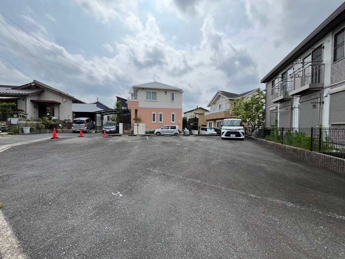 物件外観写真5　(駐車場)