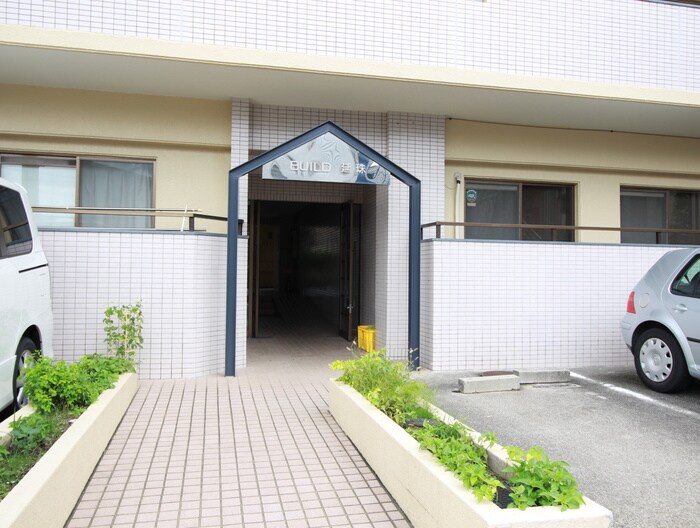 物件外観写真2　(エントランス部分)