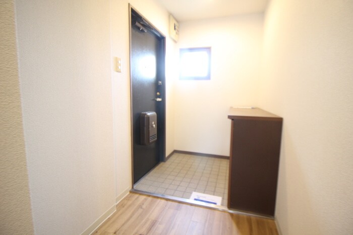 物件内観写真10　(玄関)