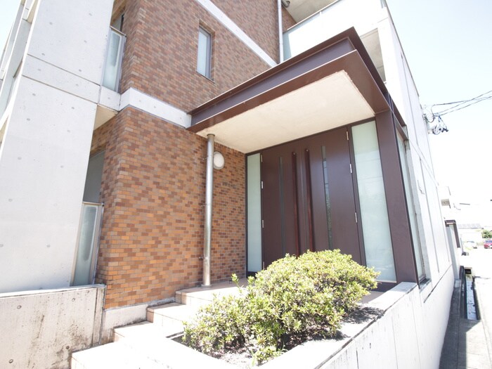 物件外観写真3　(エントランス部分)