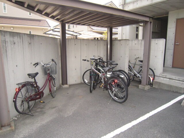 物件外観写真4　(駐輪場)