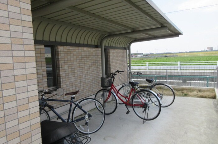 物件外観写真4　(駐輪場)