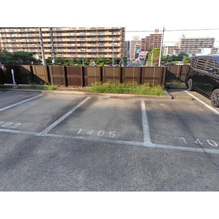 物件外観写真6　(駐車場)