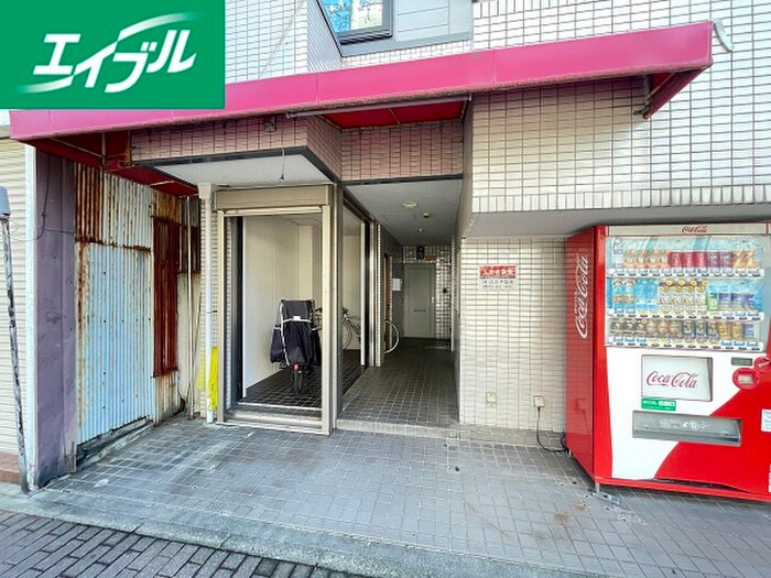 物件外観写真3　(エントランス部分)