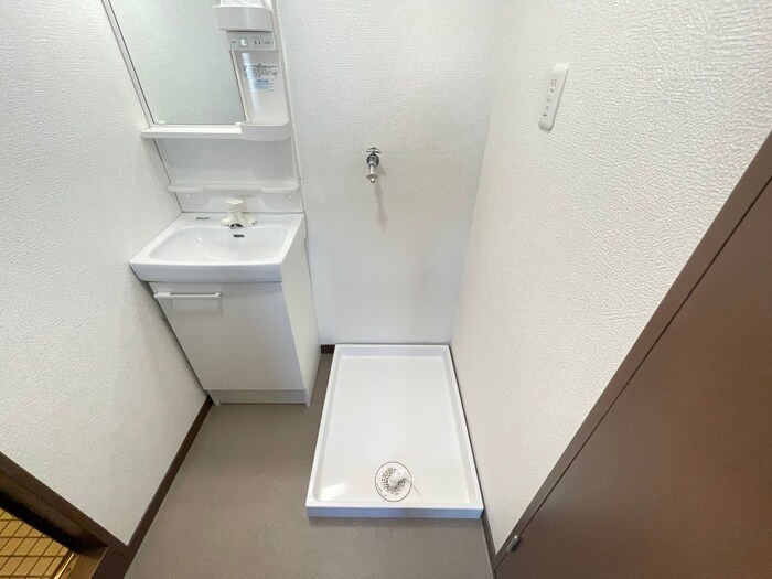 物件内観写真16　(洗濯機置場)