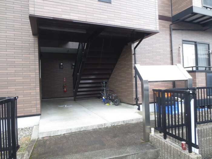 物件外観写真4　(エントランス部分)