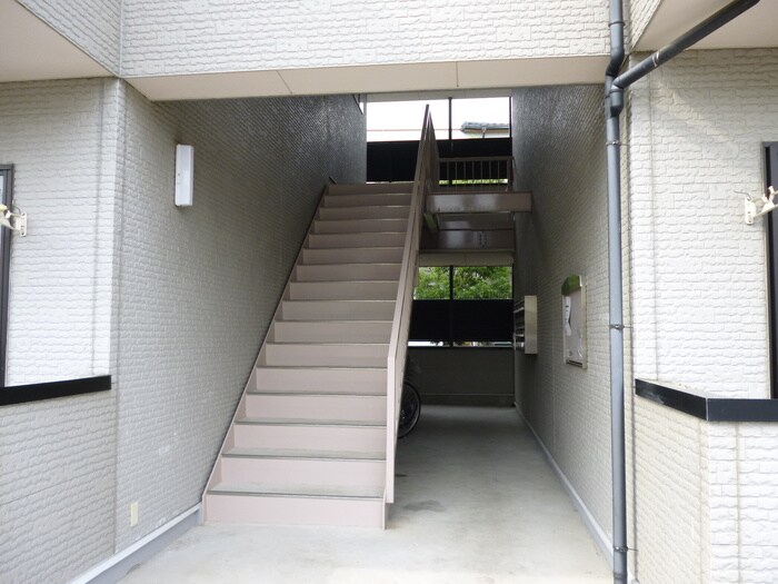 物件外観写真3　(エントランス部分)