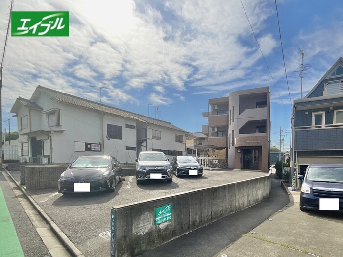 物件外観写真3　(駐車場)