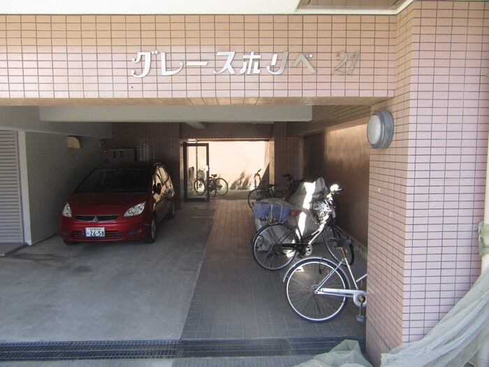 物件外観写真2　(エントランス部分)