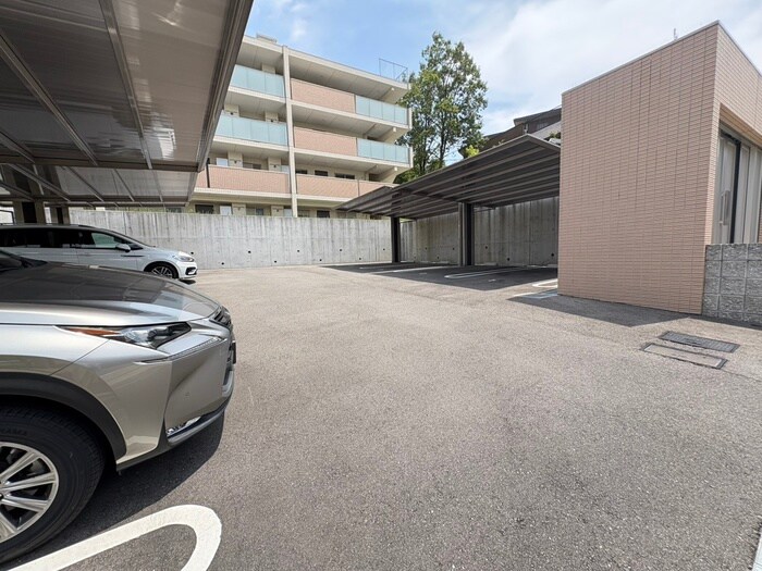 物件外観写真4　(駐車場)