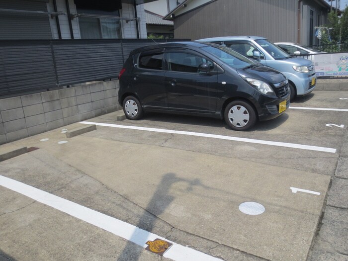 物件外観写真5　(駐車場)