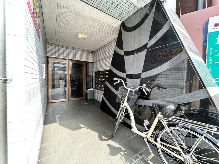 物件外観写真3　(エントランス部分)