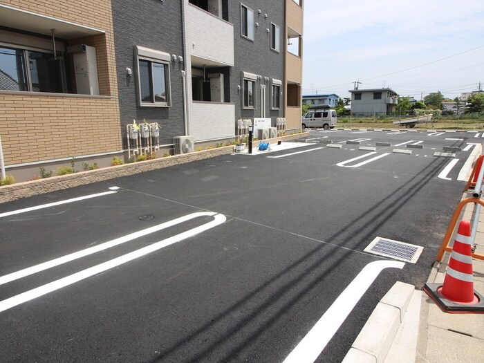 物件外観写真3　(駐車場)