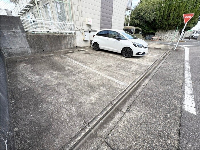 物件外観写真5　(駐車場)